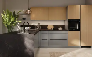 Detailaufnahme einer modernen Küche mit runder Glasleuchte, Holzfronten und dunkler Kücheninsel. Elegantes Design mit warmen Materialien, stilvollen Oberflächen und hochwertiger Küchenausstattung.